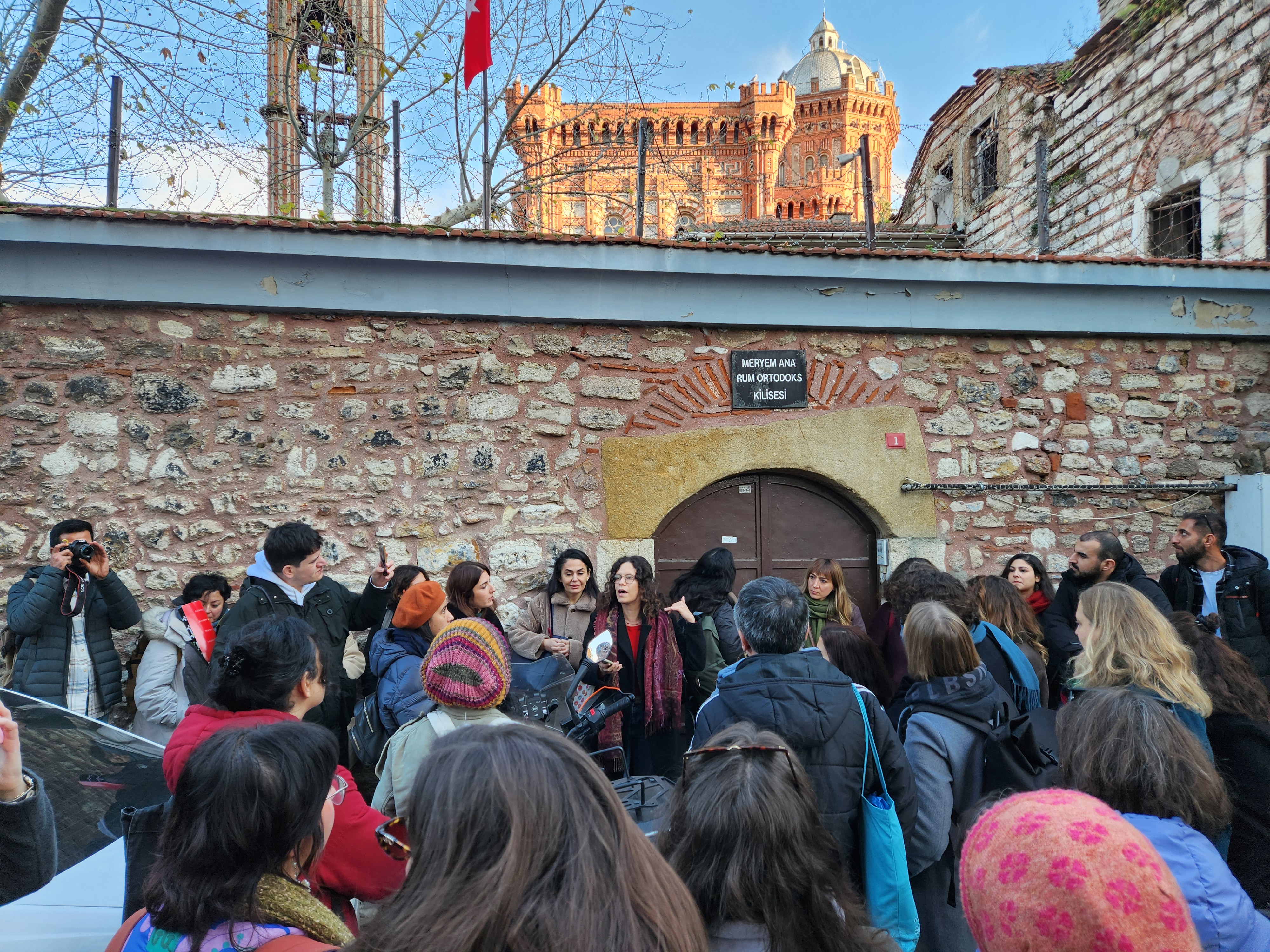 "Geçmişle Yüzleşme, Geleceği İnşa Etme: Gençlerle Hafıza Çalışmaları" uluslararası konferansının son gününde, 45 kişi ile birlikte gerçekleştirdiğimiz Balat Hafıza Yürüyüşü.