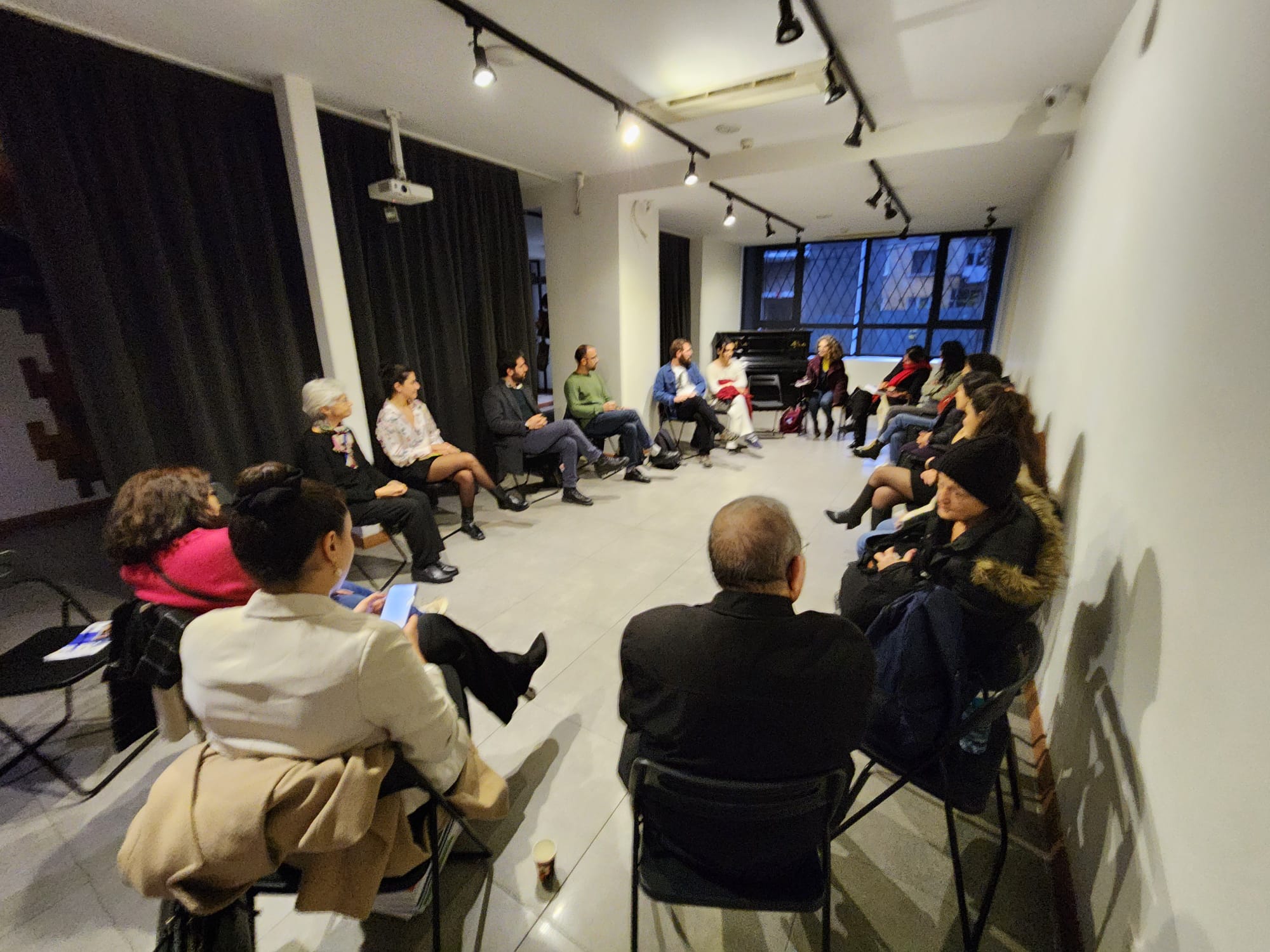 "Geçmişle Yüzleşme, Geleceği İnşa Etme: Gençlerle Hafıza Çalışmaları" uluslararası konferansında, Takuhi Tovmasyan ve Zeynep Kılıç öncülüğünde düzenlenen ise "Sofralar ve Ritüellerin İzinde" atölyesi.