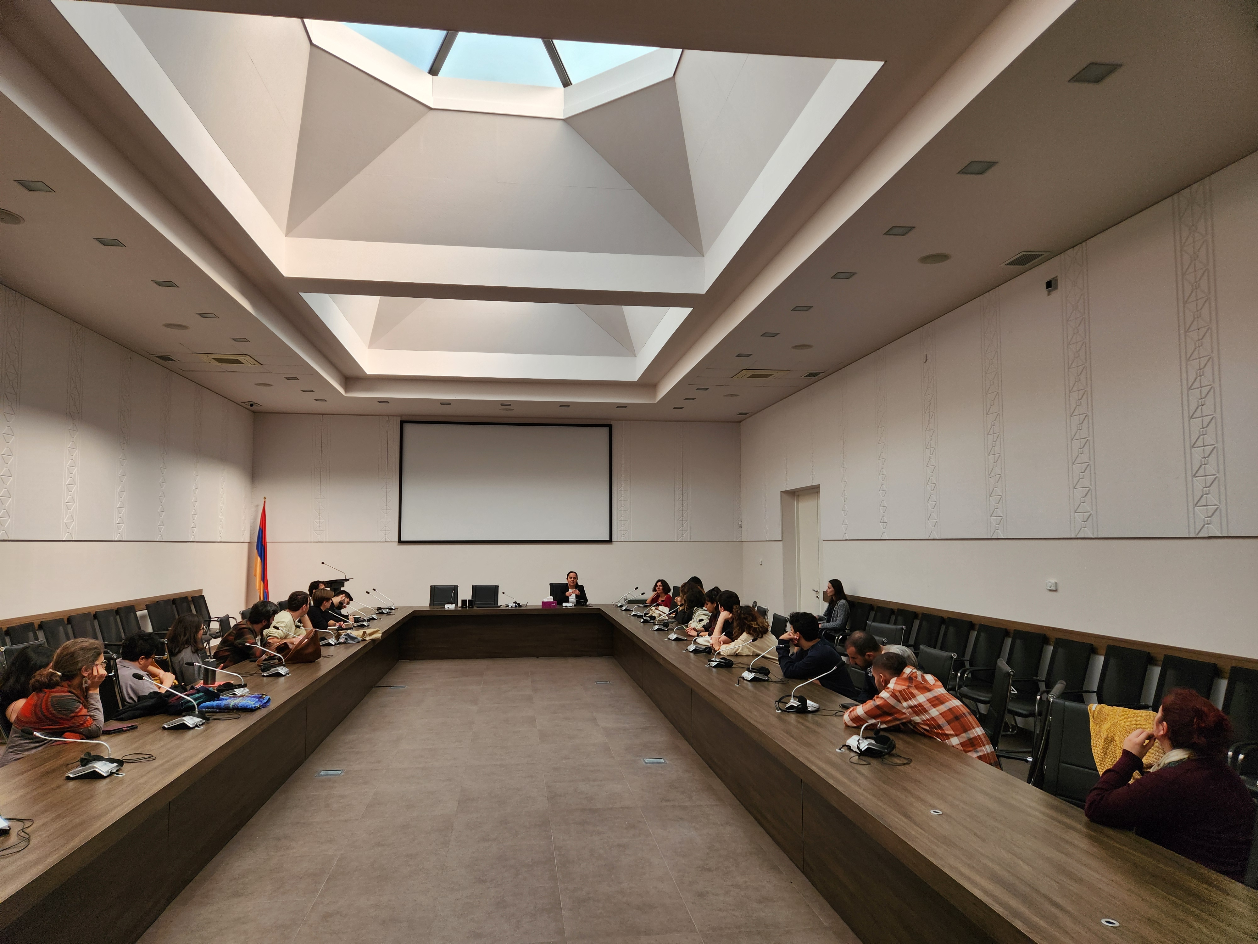 Ermeni Soykırım Müzesi gezimiz sonrası, müze müdürü ile gençlerin bir araya gelerek gerçekleştirdikleri sohbet.