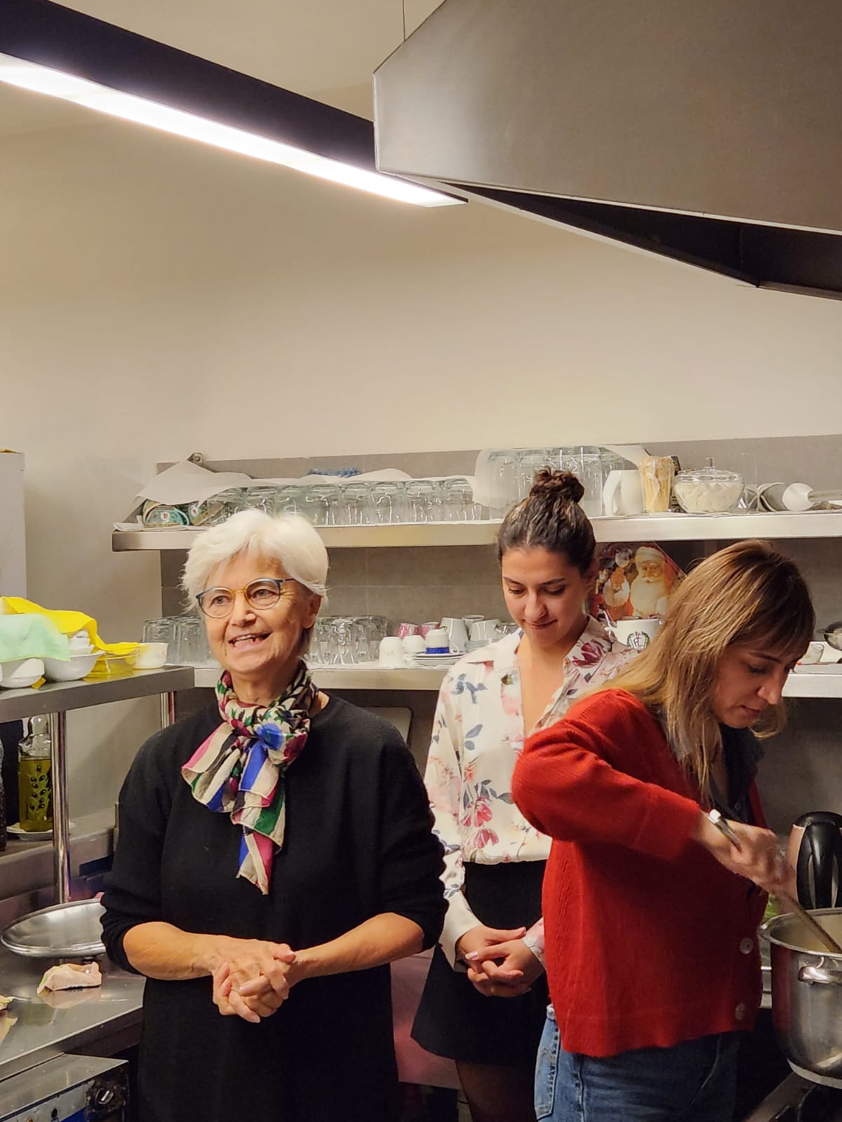 "Geçmişle Yüzleşme, Geleceği İnşa Etme: Gençlerle Hafıza Çalışmaları" uluslararası konferansında, Takuhi Tovmasyan ve Zeynep Kılıç öncülüğünde düzenlenen ise "Sofralar ve Ritüellerin İzinde" atölyesi.