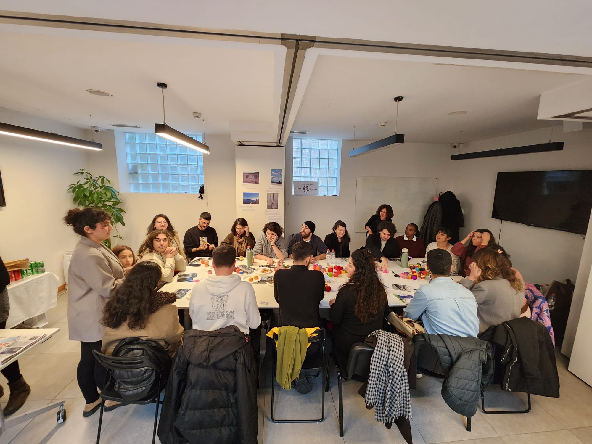 "Geçmişle Yüzleşme, Geleceği İnşa Etme: Gençlerle Hafıza Çalışmaları" uluslararası konferansında, Damla Barın öncülüğünde düzenlenen "Hafızayı İşlemek" atölyesi.