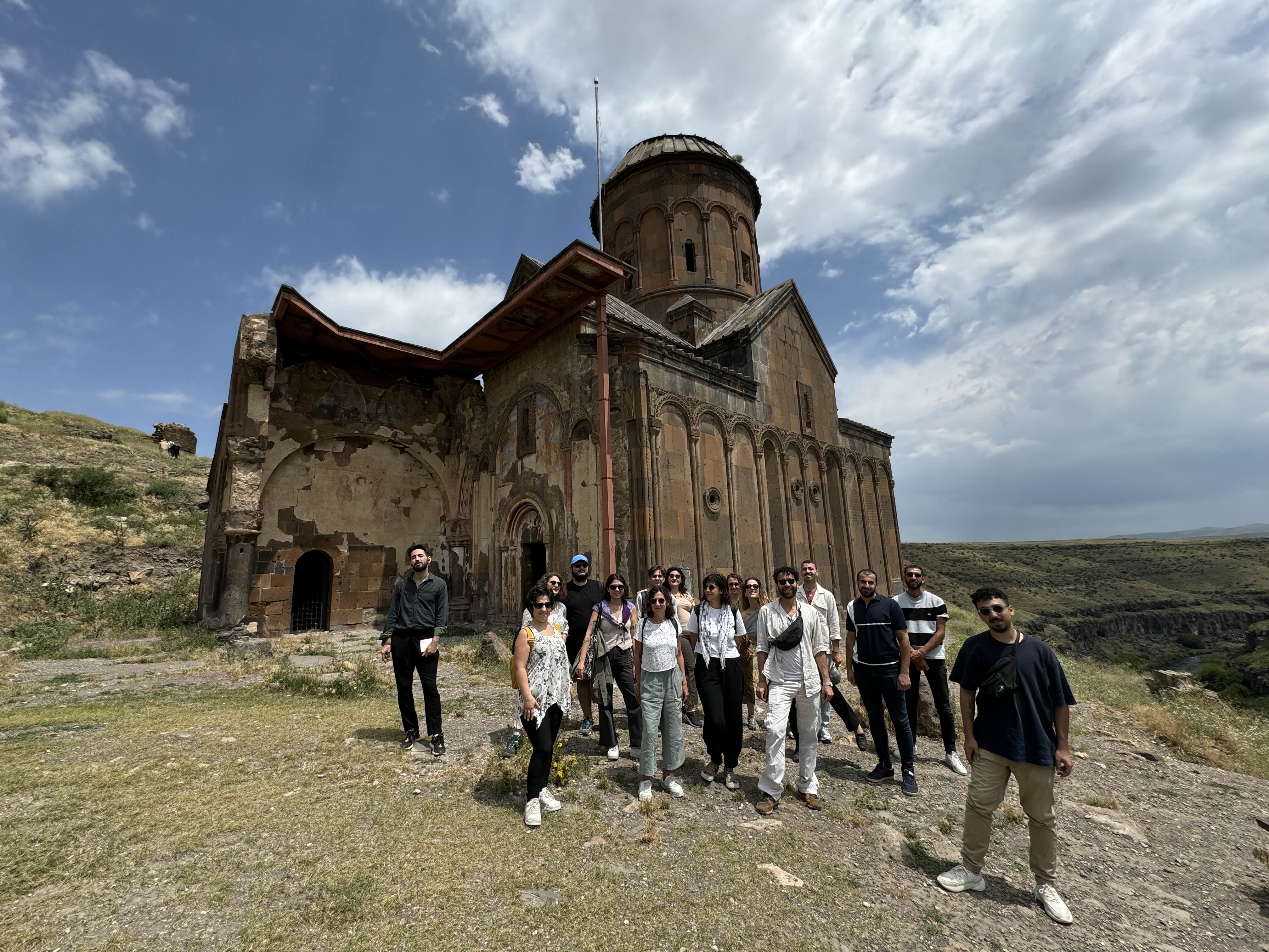 5-8 Temmuz 2024 tarihleri arasında program katılımcılarımız ve danışmanlarımızla birlikte yaptığımız Kars saha gezisi - Ani Arkeolojik Alanı ziyaretinden.
