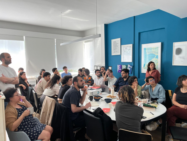 Hafıza Merkezi’nin İstanbul’daki ofisinde 26-27 Nisan tarihlerinde düzenlenen açılış toplantısında projenin 2024 yılında uygulanacak dönemine kabul alan gençler ve proje danışmanları ilk kez bir araya geldiler.