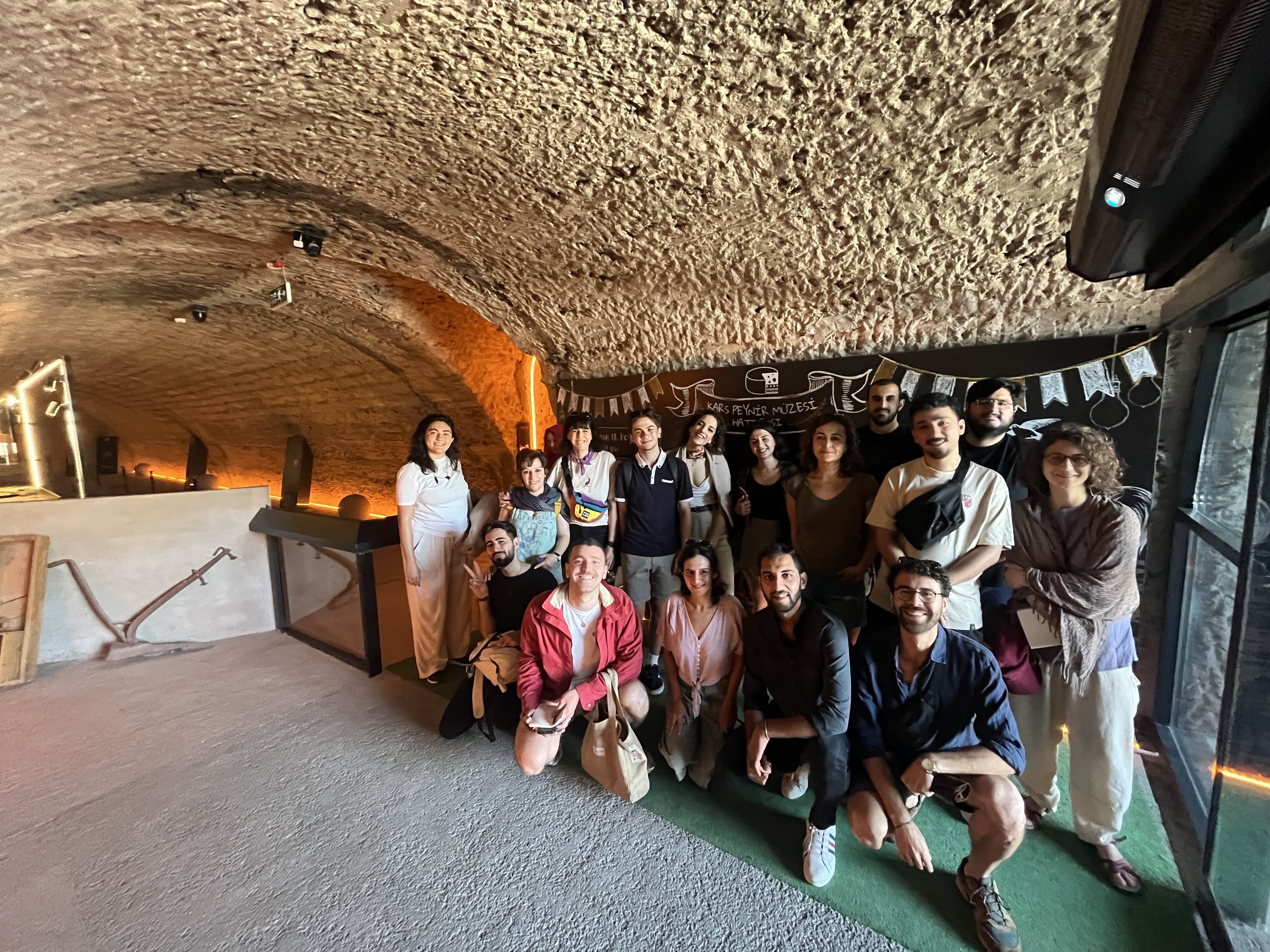 5-8 Temmuz 2024 tarihleri arasında program katılımcılarımız ve danışmanlarımızla birlikte yaptığımız Kars saha gezisi - Peynir Müzesi ziyaretinden.