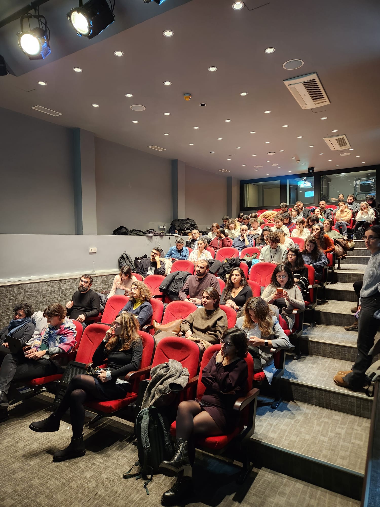 "Geçmişle Yüzleşme, Geleceği İnşa Etme: Gençlerle Hafıza Çalışmaları" uluslararası konferansının ilk gününden - Anarad Hığutyun Binası, Havak Salonu.