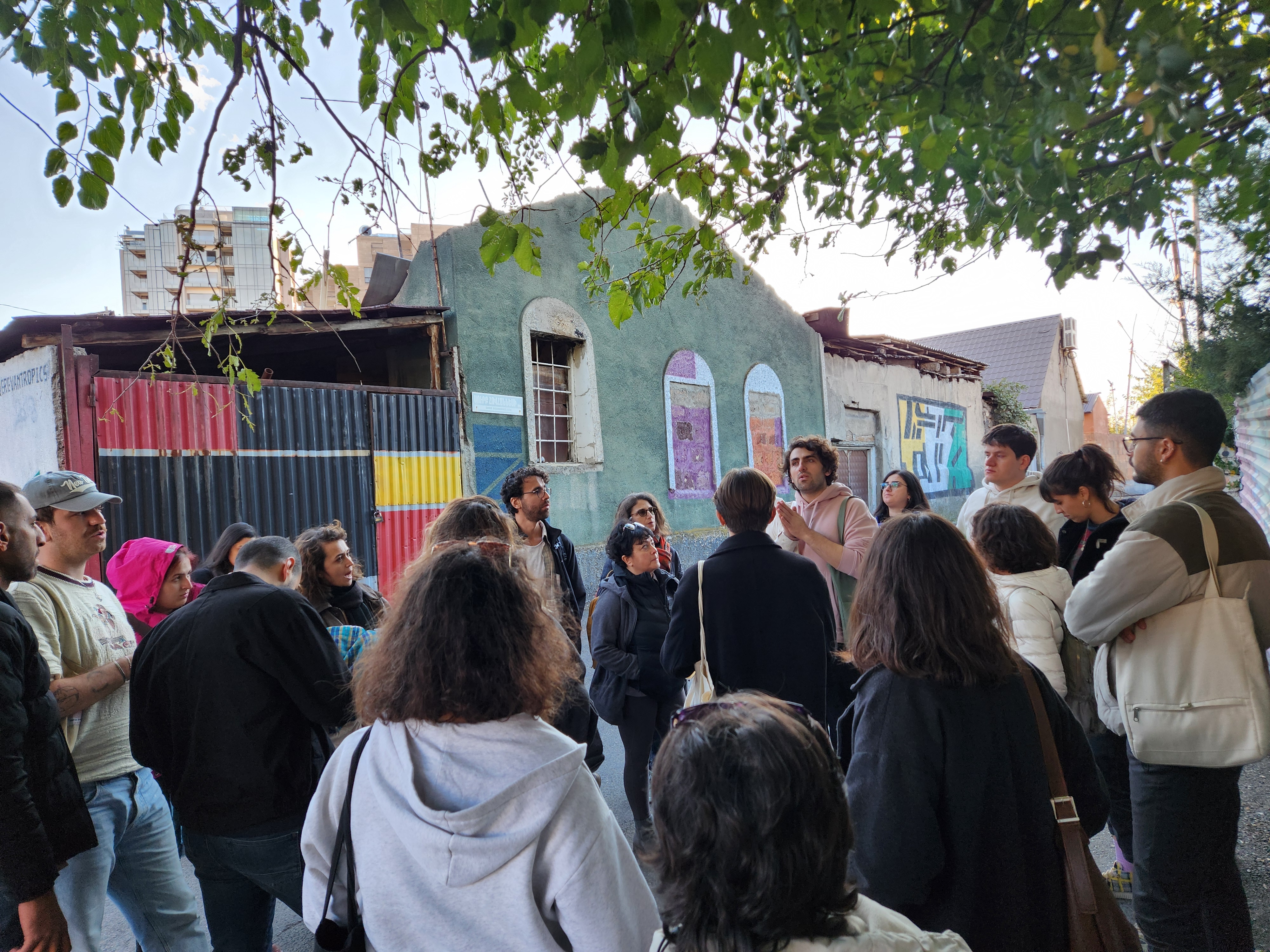 19-23 Ekim 2024 tarihleri arasında gerçekleştirdiğimiz saha ziyaretinde Yerevan'ın Kond mahallesinde yaptığımız hafıza yürüyüşü.